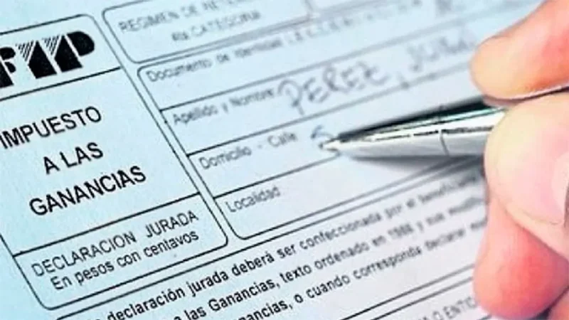 Se reglamentó con el DNU 652 el Impuesto a las Ganancias y se empieza a pagar con los sueldos de julio