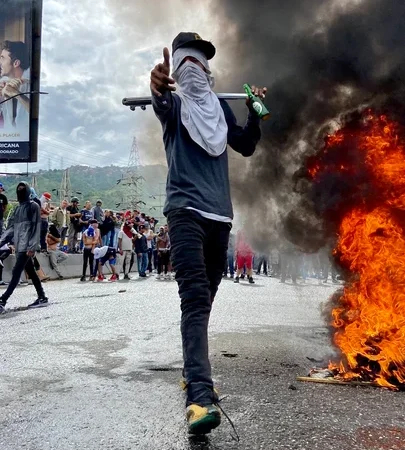 Violentos enfrentamientos entre policías y manifestantes en las calles de Caracas