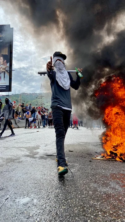 Violentos enfrentamientos entre policías y manifestantes en las calles de Caracas