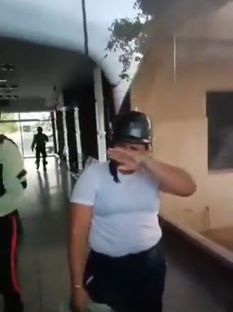 URGENTE: Policías regionales en Venezuela se quitan el uniforme y los chalecos antibalas (VIDEO)