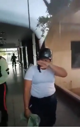 URGENTE: Policías regionales en Venezuela se quitan el uniforme y los chalecos antibalas (VIDEO)