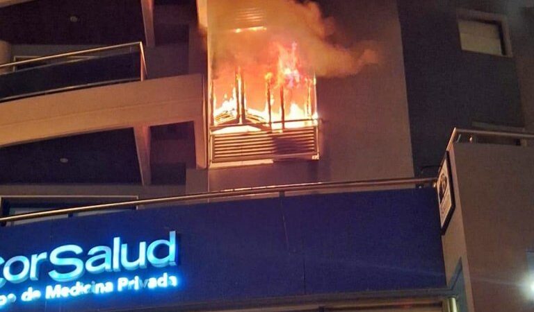 Todo un edificio céntrico debió ser evacuado por un incendio que consumió por completo un departamento