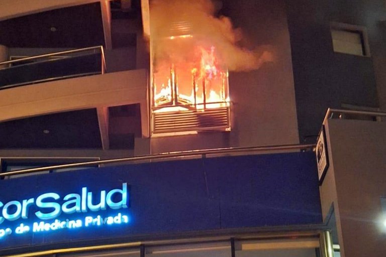 Todo un edificio céntrico debió ser evacuado por un incendio que consumió por completo un departamento