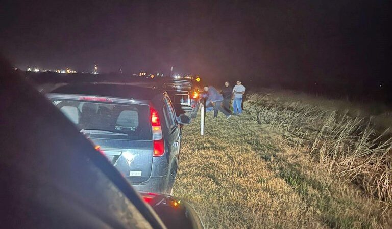 NADIE SE HACE CARGO: Concordienses quedaron varados en la banquina tras romper sus vehículos en la Autovía 18.