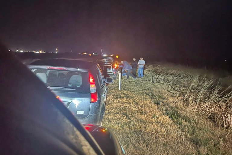 NADIE SE HACE CARGO: Concordienses quedaron varados en la banquina tras romper sus vehículos en la Autovía 18.