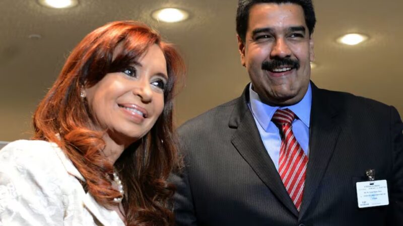 Cristina Kirchner no le suelta la mano al chavismo