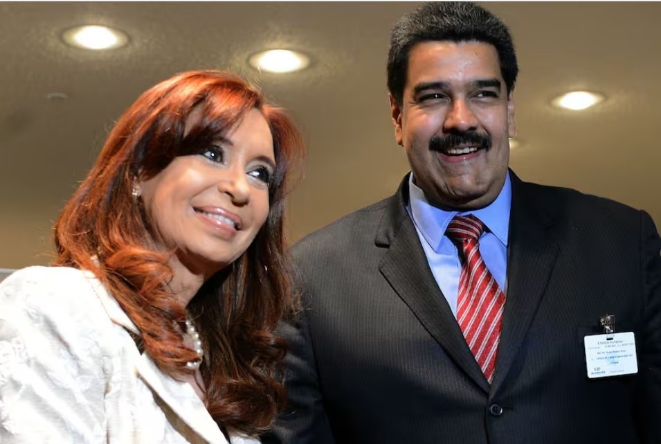 Cristina Kirchner no le suelta la mano al chavismo