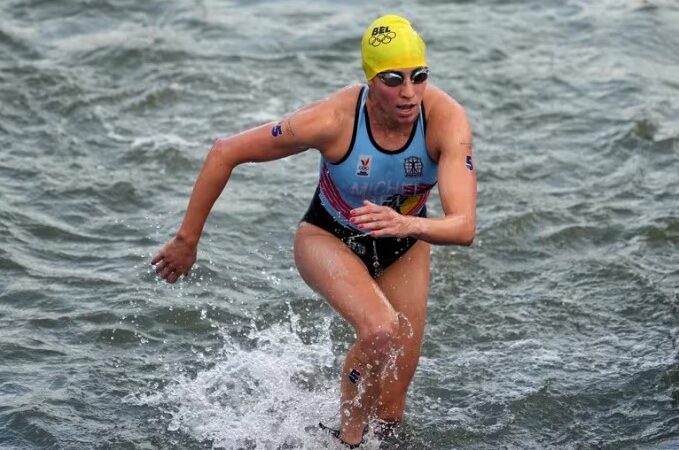 Escándalo en París 2024: una triatleta lleva cuatro días internada tras sufrir la contaminación del río Sena y su equipo se bajó de la prueba mixta