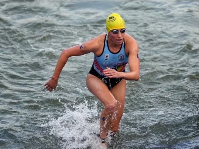 Escándalo en París 2024: una triatleta lleva cuatro días internada tras sufrir la contaminación del río Sena y su equipo se bajó de la prueba mixta