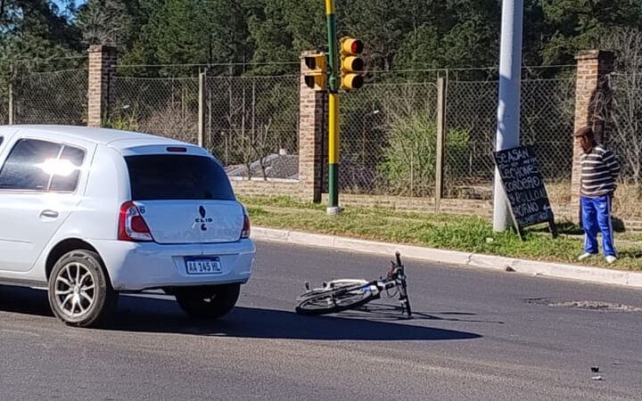 Ciclista se encuentra internado en grave estado luego de chocar contra un auto en una avenida de Concordia