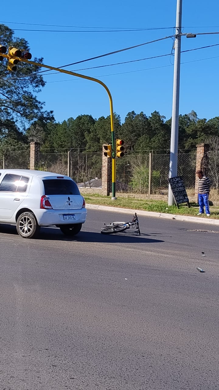 Ciclista se encuentra internado en grave estado luego de chocar contra un auto en una avenida de Concordia