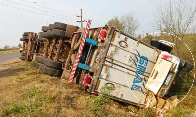 Camión volcó sobre una camioneta en la que viajaba su conductor junto a tres docentes en la Autovía 14