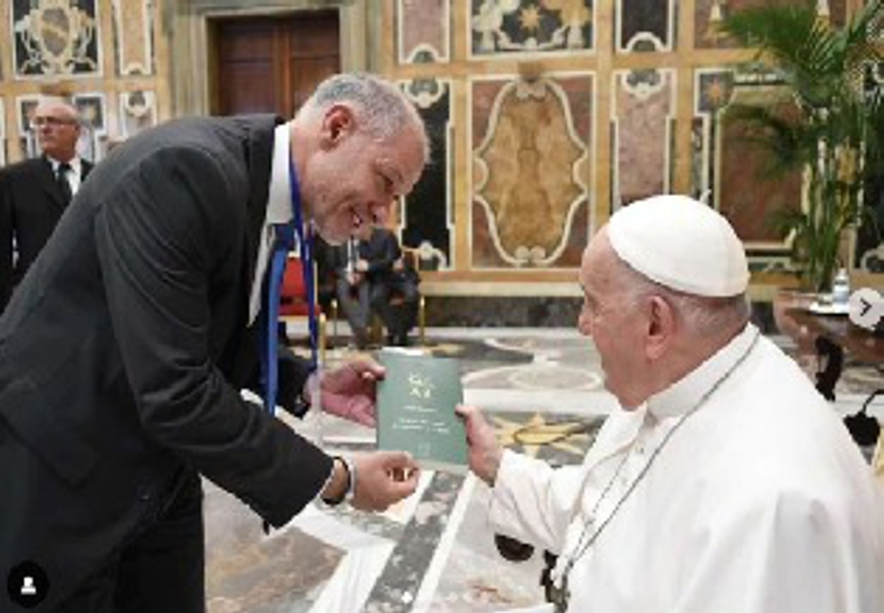 El Rector que viaja por el mundo y su Universidad sigue en crisis