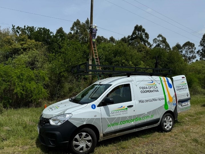 AVANZA LA OBRA DE LA COOPERATIVA ELÉCTRICA PARA BRINDAR INTERNET A PUERTO YERUÁ Y CALABACILLA.