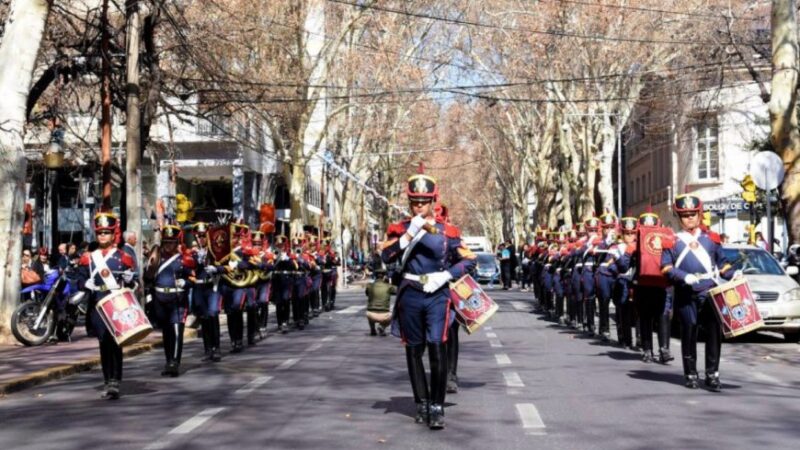 Desfile de granaderos, torta y música en vivo para celebrar los 241 años de Gualeguaychú