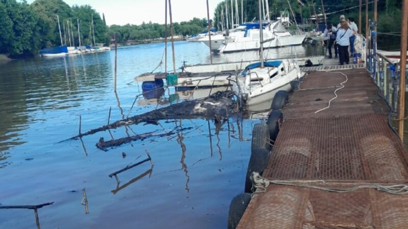 Llegarían grúas especiales para retirar las embarcaciones hundidas en el río Gualeguaychú