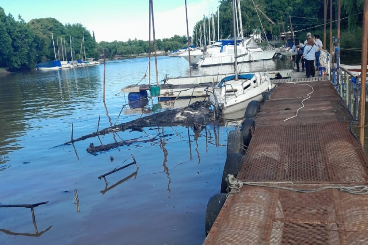 Llegarían grúas especiales para retirar las embarcaciones hundidas en el río Gualeguaychú