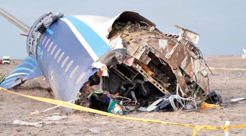 Un avión azerbaiyano se estrella en Kazajstán y mueren 38 personas y 29 sobreviven, según las autoridades