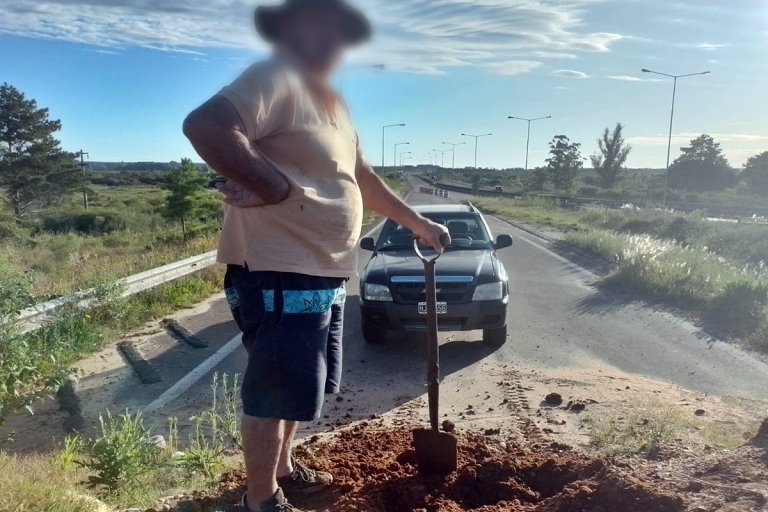 Vecinos decidieron sacar con palas el montículo de tierra en el principal ingreso sur de Concordia