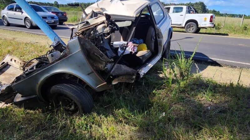 Un hombre debió ser hospitalizado tras destrozar su vehículo luego de impactar contra una columna del alumbrado público