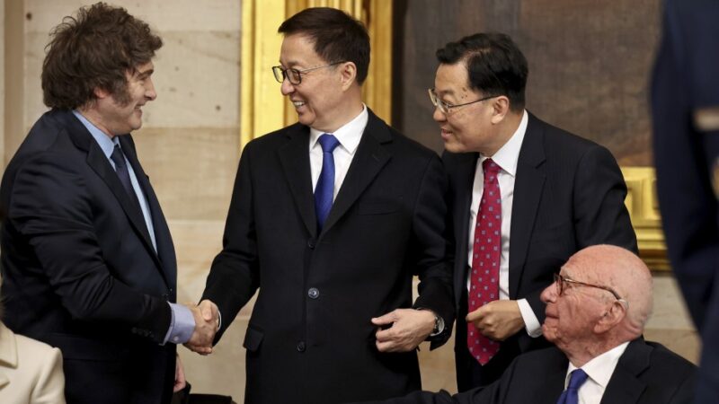 Milei saluda al vicepresidente de China, Han Zheng, mientras lo mira el magnate de medios Rupert Murdoch, durante el acto de asunción de Donald Trump.