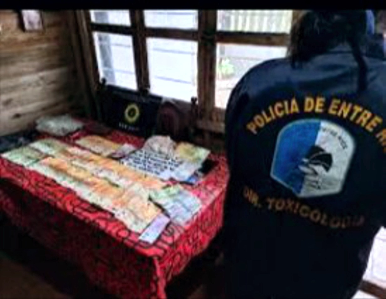 CONCORDIA:Operativo antidrogas en barrio Villa Busti lleva secuestrado millones de pesos y miles de dólares.