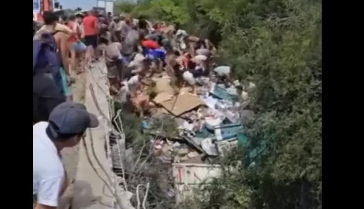 Liberaron la zona en ruta provincial 39, donde volcó el camión con mercadería, vecinos se llevaron productos.