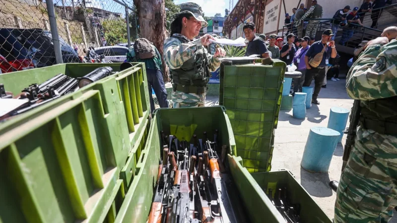 Maduro repartió fusiles rusos a civiles tres días antes de la toma de posesión