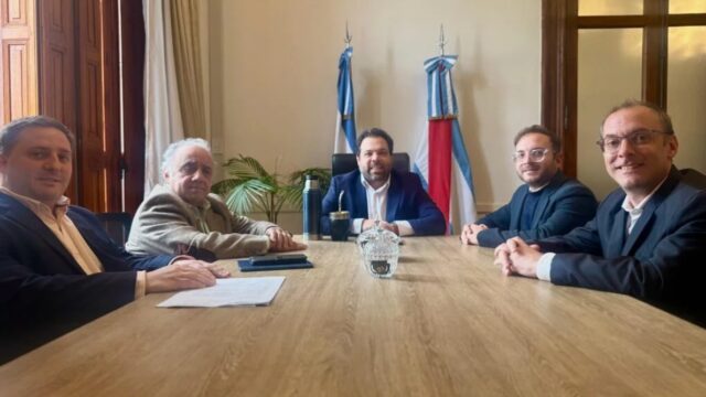 TRONCOSO MUEVE LAS FICHAS EN CONCORDIA: ¿ORDENANDO LA CASA PARA 2027?

No fue una foto más.

El ministro de Gobierno Manuel Troncoso recibió a Ignacio Cabrera, flamante presidente de La Libertad Avanza en Concordia, y al concejal de Juntos Felipe Sastre.

Tres nombres. Dos espacios. Una misma mesa.

La lectura política es inevitable: el Gobierno provincial empieza a aceitar la relación con sus aliados en Concordia y a ordenar el tablero antes de que la discusión electoral se vuelva inevitable.

Cabrera llega fortalecido después de asumir la conducción departamental de LLA. Sastre representa al sector de Juntos ligado al gobernador Rogelio Frigerio.

Y Troncoso aparece en el medio, haciendo lo que la política hace cuando se acercan tiempos de definiciones: hablar, juntar, acomodar y mirar un poco más allá de la coyuntura.

Todavía nadie habla oficialmente de 2027.

Pero en política hay reuniones que parecen administrativas… hasta que uno mira quiénes están sentados a la mesa.

Y esta mesa, claramente, no fue puesta por casualidad.

#EntreRíos, #Concordia, #Política, #RogelioFrigerio, #ManuelTroncoso, @manueltroncosoer , @rogeliofrigerio #LaLibertadAvanza, #IgnacioCabrera, #FelipeSastre, #Elecciones2027, #AnálisisLitoral