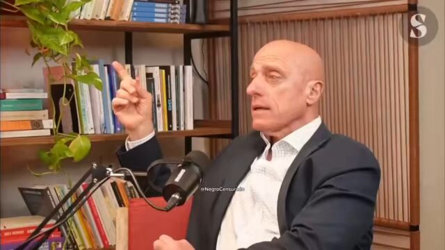 Pagni lo dijo: "Yo no ignoro que hago política". Durante años la jugada fue pegar como político y cubrirse como periodista. Una piña y después el carnet de prensa en alto. Él solo acaba de romper el carnet delante de todos. Se terminó el fuero.