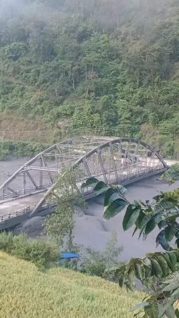 El puente Soti Khola, en el distrito de Gorkha, Nepal, ha sido arrasado por completo hoy, 11 de octubre de 2026, por la devastadora crecida del río Budhi Gandaki. #AnalisisLitoral, #Internacional, #Mundo, #Argentina, #Noticias, #Actualidad, #UltimoMomento, #Periodismo, #EntreRios, #LitoralArgentino, @infobae, @lanacion, @clarincom, @todonoticias, @cnnenespanol, @bbcmundo, @dw_espanol, @reuters, @apnews, @france24_es