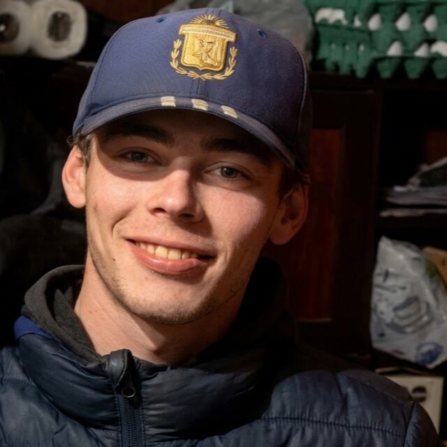 MARCOS ALMADA: UNA TRAGEDIA QUE NOS PARTE EL ALMA Y UNA PROVINCIA QUE DEBE REACCIONAR

Concordia llora la muerte de Marcos Almada, el joven de 23 años que era buscado desde el lunes y fue encontrado sin vida en el Parque San Carlos.

Detrás de esta noticia hay una familia destrozada, sueños que quedaron pendientes y una comunidad golpeada por una pérdida que duele profundamente.

Pero hay una pregunta que no podemos seguir postergando: ¿qué estamos haciendo como sociedad para prevenir tanto sufrimiento?

Entre Ríos enfrenta cifras alarmantes de suicidios. No alcanza con expresar condolencias, publicar estadísticas y continuar como si nada hubiera pasado. Necesitamos prevención real, profesionales, atención accesible, acompañamiento y un Estado que actúe antes de que sea demasiado tarde.

Desde Análisis Litoral reclamamos la convocatoria urgente de un foro provincial que reúna a autoridades, especialistas, universidades, hospitales, instituciones educativas y organizaciones sociales para estudiar experiencias internacionales, fortalecer las áreas de salud mental y construir respuestas concretas.

No se trata de buscar culpables sin pruebas ni de especular sobre la muerte de Marcos. Las circunstancias deberán ser esclarecidas por la Justicia. Se trata de reconocer que la prevención del suicidio es una responsabilidad colectiva que no admite indiferencia.

Que el dolor no se convierta en costumbre. Que las estadísticas no oculten a las personas. Que pedir ayuda encuentre siempre una puerta abierta.

Hoy lloramos a Marcos. Y mañana tenemos la obligación de hacer algo más que lamentar otra tragedia.

¿Cuántas señales más necesita Entre Ríos para convertir esta emergencia en una verdadera prioridad?

Por Alejandro Monzón, para Análisis Litoral.

#Concordia, #EntreRíos, @rogeliofrigerio @manueltroncosoer #MarcosAlmada, #SaludMental, #PrevenciónDelSuicidio, #Prevención, #SaludPública, #Sociedad, #Argentina, #AnálisisLitoral