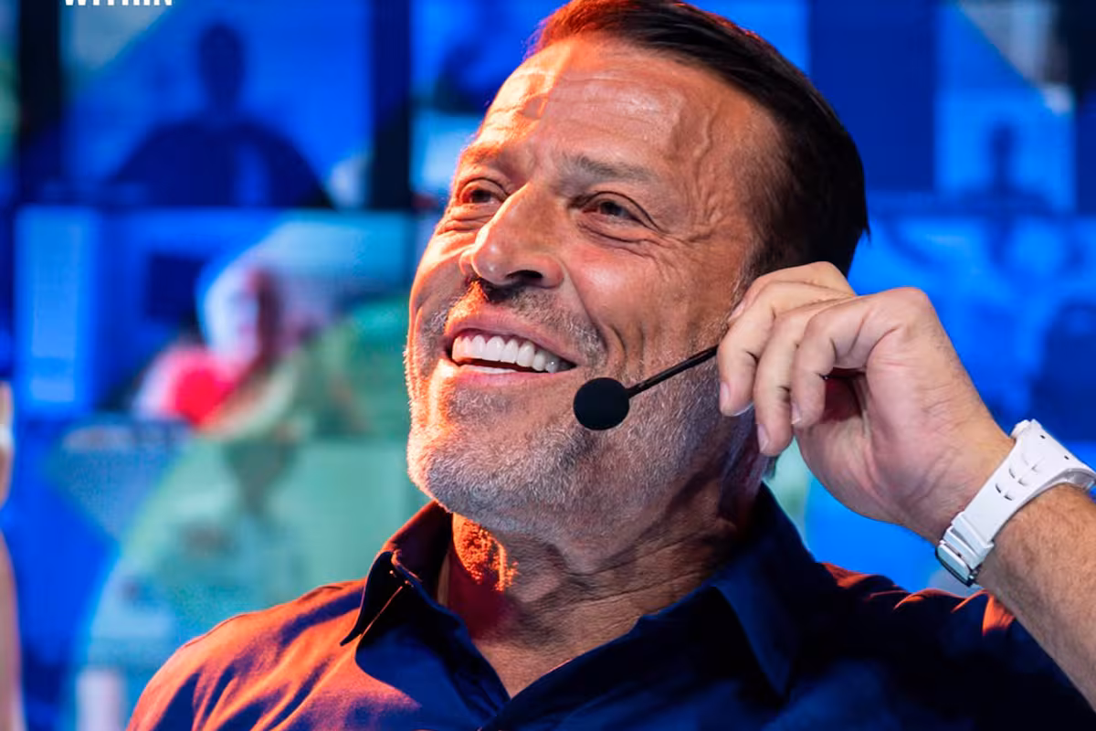 En esa línea, Tony Robbins sostuvo que, si bien el ego es una característica presente en todas las personas, permanecer en esa lógica profundiza el malestar.
